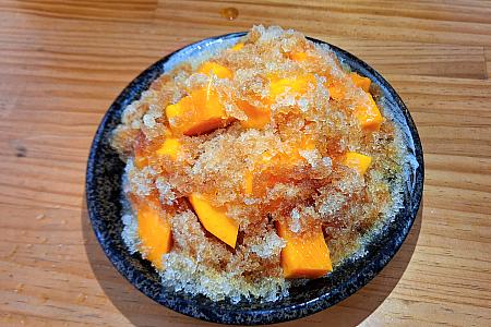 とはいうものの……やっぱりマンゴーが見てみたいということで、マンゴーを食べたい気持ちを抑えて(と言いつつ、2～3個食べちゃった！)、氷を食べ進めたら、中にはこんなにもマンゴーがざっくざく！大きくカットされているのもポイントが高いんですよね！