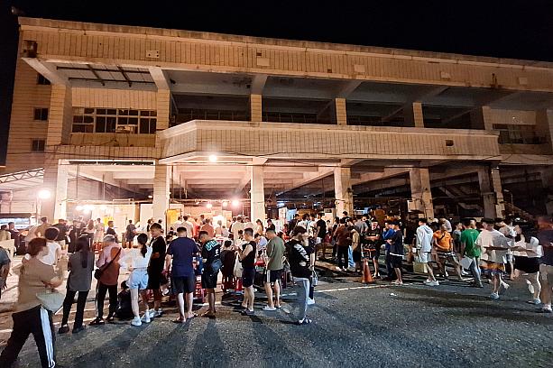どちらも大行列なのですが、「智賢」に並んでいる人の方が少し少なかったので、こちらに並んでみることに。しか～し、どうも列が進まない……。