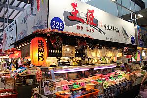 東港で「本マグロ」を食べるのなら「華僑市場」へ行くのがおすすめです。色々並ぶ屋台の中から、おいしそうなお店を選ぶだけでいいですから！ただ、夕方には店じまいになりますので、お早めに～！