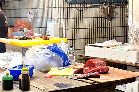 そう、本来なら「華僑市場」へ行こうと思っていたんですが、その日に南下を決めたので高雄に到着したのが17時頃。今から「華僑市場」へ行っても「本マグロ」にはありつけないだろうから、翌日の朝に行くはずが……「調べてみたら夜にだけオープンする刺身屋台があるから行ってみたい！」というナビ友の強い、強い思いを受けて、夜に出発したのです