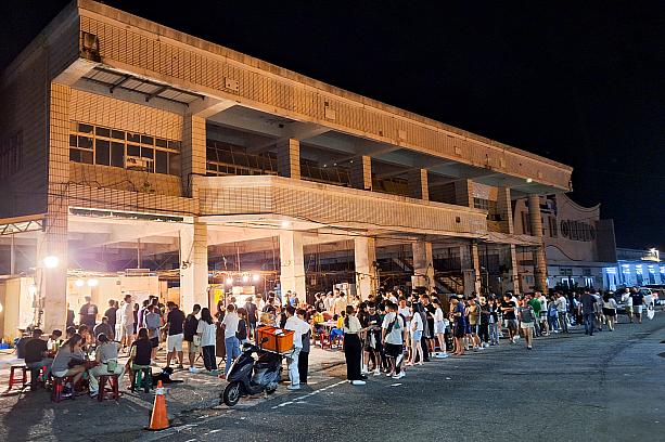 そしてね、22時から営業開始ということなのですが、台湾タイムで少し遅れてオープンするだろうと踏んで、23時半前くらいに到着したら……人・人・人！