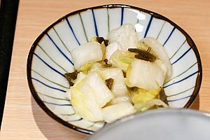 定食にはハンバーグのほかに全メニュー共通で、白米＋タマネギの味噌汁＋お新香＋生卵1つがセットになっていますよ。ここで、ハンバーグ以外にもこだわる2点を要チェックしときましょう。