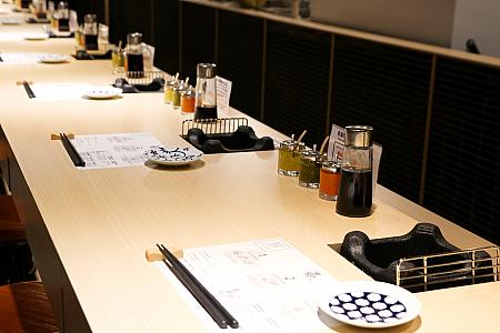 「ハンバーグ嘉(漢堡排 嘉)」では、高温300℃の炭火焼きで焼き上げた熱々ハンバーグを定食スタイルでいただけます。テーブルは日本の店舗と同じカウンタースタイルです。