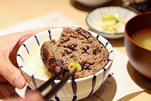 卓上に置かれた薬味ーー(写真中央の上から)瀬戸内レモン/青唐辛子三升漬/生姜酢レモンのタレをつけて味わってみましょう。サッパリだったり、ピリ辛だったり、ちょっと和風な味わいが楽しめます。