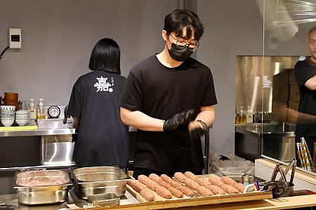 オープンキッチンからは小気味よくタネを成型するリズムが聞こえてきました。