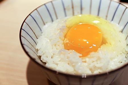 <b>【ポイント②】生食用に育てた卵で台湾でだってTKG(卵かけご飯)</b><br>生卵を食べる文化のない台湾でも安心して卵かけご飯(TKG)が食べられます！それは日本のイセ食品と共同で育てた「大武山牧場」の生卵を使っているから。1定食につき卵1つをピックアップしてくださいね。卓上のダシ醤油をお好みで混ぜ合わせたら、〆はTKGで決まりでしょう！