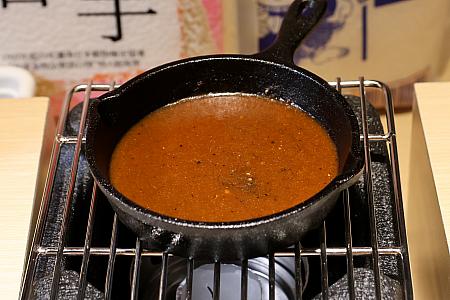 さらにハンバーグといえばのデミグラスソースもあります。こちらはテーブル上の網に温かさをキープしたまま提供してくれます。ハンバーグの仕上げ焼き用の網ではなかったのですね……汗。黒コショウが効いたこってり味♪味変を楽しみながらいただきましょう！