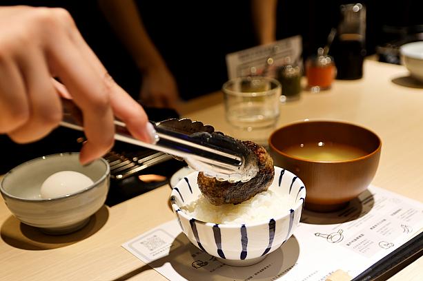 実際はドド～ンと複数個のハンバーグが出てくるのではなく、食べるスピードの頃合いを見計らって1つ1つ焼き立てをササっとご飯の上にのせてくれます。「たくさん食べて～！」とご飯の上におかずをのせてくれることが多い、台湾の食卓にも通じるスタイルです(日本の店舗でも同様のサーブですが)。