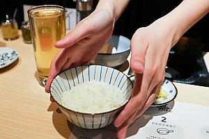 定食にはハンバーグのほかに全メニュー共通で、白米＋タマネギの味噌汁＋お新香＋生卵1つがセットになっていますよ。ここで、ハンバーグ以外にもこだわる2点を要チェックしときましょう。