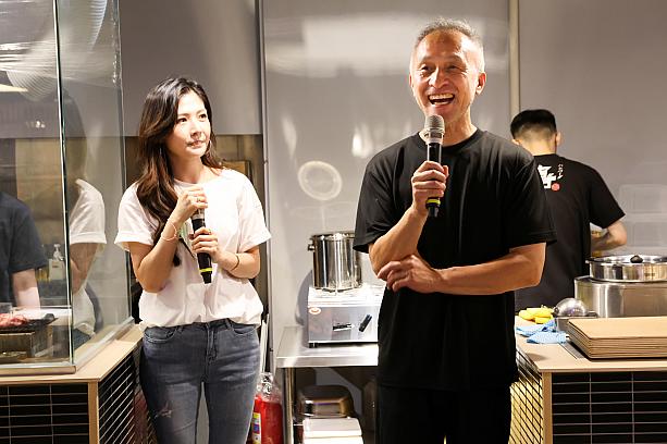 3号店開幕に合わせて訪台した安川嘉紀社長(写真右)は「台湾でも多くの方に応援されていることを実感している」と笑顔で挨拶。店内には社長セレクトの昭和歌謡がエンドレスで流れ、昭和世代のナビも大興奮！おいしくって楽しくって気分上々、もうサイコーです♪