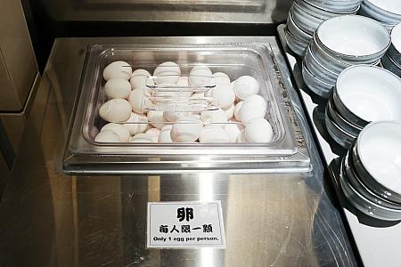 <b>【ポイント②】生食用に育てた卵で台湾でだってTKG(卵かけご飯)</b><br>生卵を食べる文化のない台湾でも安心して卵かけご飯(TKG)が食べられます！それは日本のイセ食品と共同で育てた「大武山牧場」の生卵を使っているから。1定食につき卵1つをピックアップしてくださいね。卓上のダシ醤油をお好みで混ぜ合わせたら、〆はTKGで決まりでしょう！