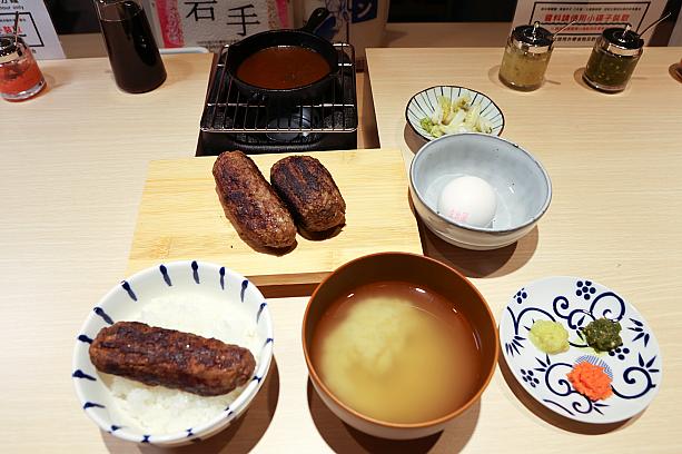珍しい<b>牛タンハンバーグ定食(牛舌漢堡排定食)560元</b>は人気No.1メニューです。牛タンハンバーグ×2＋F1日本産牛ハンバーグ×1の計3つがついてボリューム満点。牛タンんハンバーグはギュギュっと肉の旨味が詰まった弾力のあるハンバーグです。そうそう、肉は毎朝挽き立てだから新鮮なんですよ！