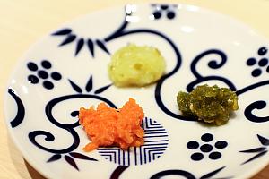 卓上に置かれた薬味ーー(写真中央の上から)瀬戸内レモン/青唐辛子三升漬/生姜酢レモンのタレをつけて味わってみましょう。サッパリだったり、ピリ辛だったり、ちょっと和風な味わいが楽しめます。
