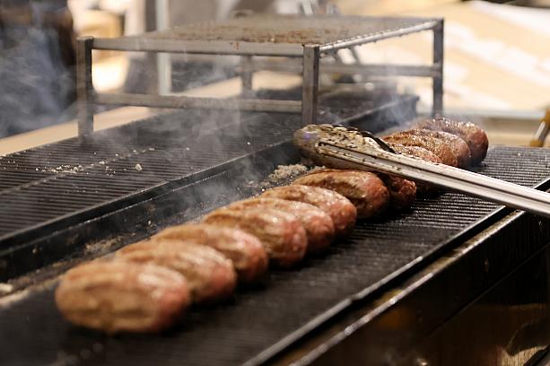その傍らの鉄板からはモクモクと上がる煙。ハンバーグを細長い俵型に成型しているのは、温度差が出やすい炭火でもタネ全体に均一して火を入れるためなんだとか。クルクル回しながら焼き上げていきます。