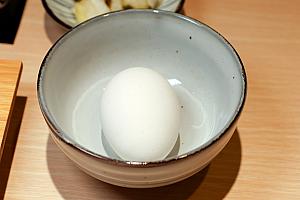 定食にはハンバーグのほかに全メニュー共通で、白米＋タマネギの味噌汁＋お新香＋生卵1つがセットになっていますよ。ここで、ハンバーグ以外にもこだわる2点を要チェックしときましょう。
