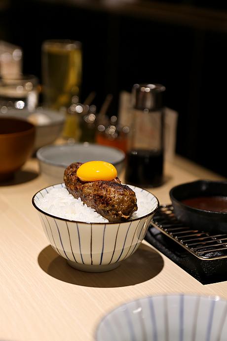ほかに<b>炭火横隔膜ステーキ定食(炭火橫隔膜排定食)650元</b>や<b>日本国産牛ハンバーグ定食(日本國産漢堡排定食)450元</b>などもあります。思い思いの食べ方で味わってみてはいかがですか？