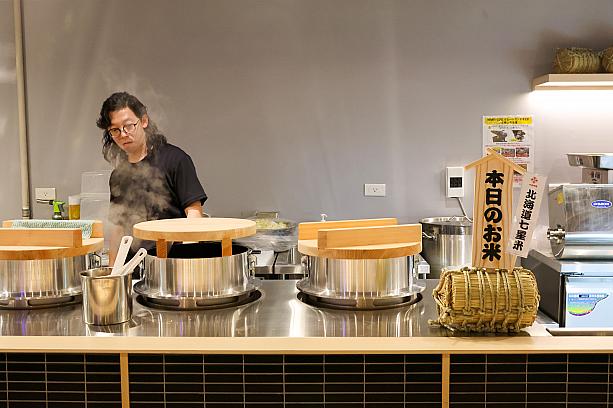 いずれも店内の羽釜で調理され、1粒1粒がしっかりと立った炊き立てがいただけます。こちらはなんと食べ放題！みなさん2杯、3杯とおかわりしていましたよ！今、日本米はお高いですから……ここで思う存分いただいちゃいましょう♪