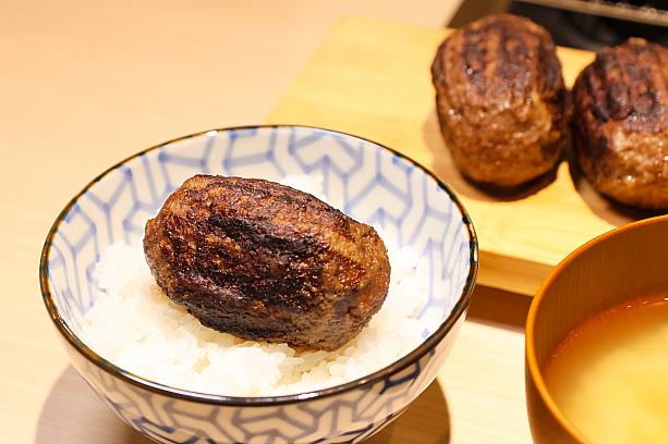 ジュ～シィ～♡柔らかくって、お肉からはあふれんばかりの肉汁が！！ハンバーグ自体にしっかりと塩コショウで味付けされているため、そのまま食べても十分おいしいです。しかし、1つのハンバーグをいろんな味わいで食べられちゃうお得さが「ハンバーグ嘉」のポイントでもあります。
