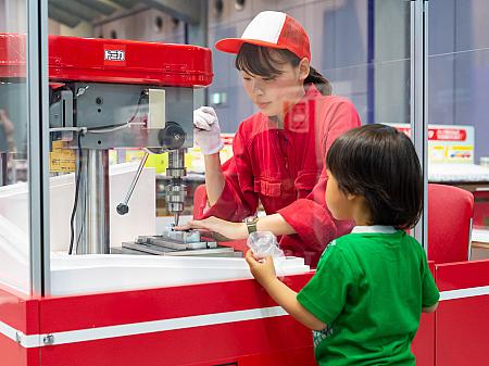 「トミカ組み立て工場」©TOMY