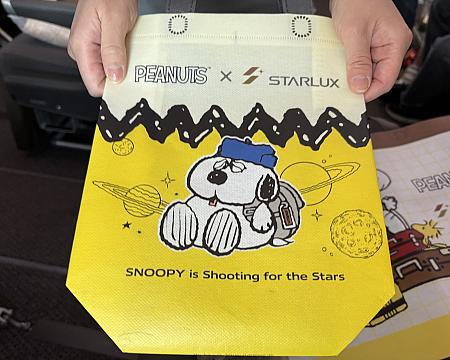 機内販売でコラボグッズを買うと、スヌーピー柄のオリジナル袋がついてきます。しかも、大と小があって、それぞれ表裏のイラストが違う……！帰りの便では「なにか絶対買ってこの袋をもう一枚手に入れよう」と心に決めたナビでした。