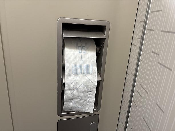 おまけ：トイレットペーパーは、滑走路のイラストでした。ここまで凝っているなんて……！