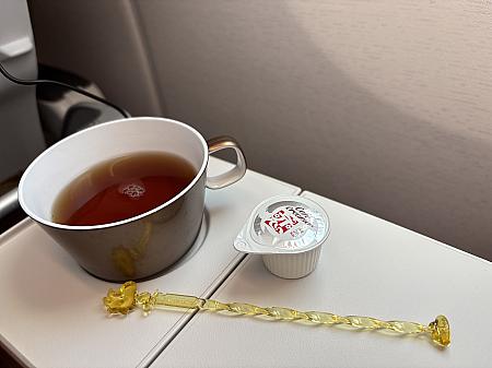 ホットの飲み物を頼んだら…スヌーピーカップにウッドストックのマドラーつき！これは…ブラックじゃなくてミルクティーにして大正解。もはや飲み終えたあともマドラーを持ち帰りたいレベル。癒されすぎます。