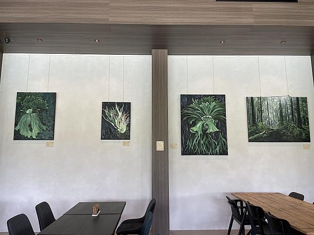 奥の壁側には、植物画家 宋雨潔さんが描いた鹿角蕨の油絵も飾られていました