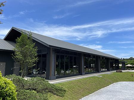 入口から左側にある大きな黒い建物はカフェ。(ペット可)涼しい日にはテラス席も快適そうです