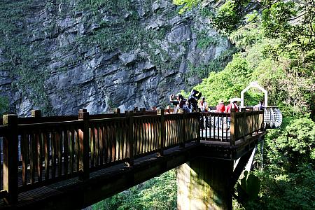 新竹の「彩虹橋」はお台場のレインボーブリッジとは違って、底が透明な強化ガラスでできたいわゆる「天空步道(スカイウォーク)」です。ガラスは滑りやすいので気を付けて歩いてくださいね。また、20人まで同時に楽しむことができますと書いていますよ～！