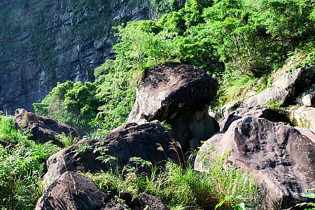 【台湾観光】新竹県の人気絶景スポット「青蛙石天空歩道(カエル石スカイウォーク)」でマイナスイオンを浴びまくり！滝にかかる虹は幻想的♡ 青蛙石天空歩道 青蛙石歩道 カエル石 スカイウォーク マイナスイオン 賽德克巴萊 セデック・バレ ロケ地 新竹県内湾