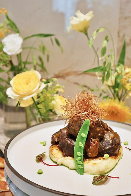 <b>紅酒燉牛臉頰620元</b><br>
牛ほほ肉の赤ワイン煮<br>
野菜ベースのスープと赤ワインでじっくりと煮込んだオーストラリア産牛ほほ肉はやわらか～♪表面を香ばしく焼き上げてから煮込んでいるから肉の旨味がギュギュっと閉じ込められているだけでなく、野菜の甘みも加わって繊細な味わいを作り出しています。コラーゲンもたっぷりですよー。