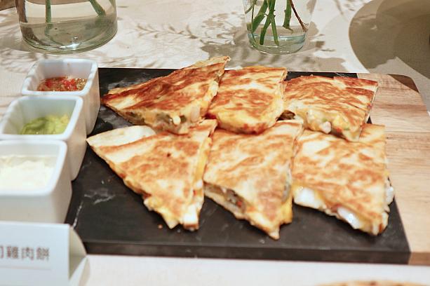 <b>墨西哥起司雞肉餅420元</b><br>
メキシカン・チキンのケサディーヤ<br>
本場メキシコでは前菜やスナックとして楽しまれているケサディーヤ。とろ～りチーズがあふれるピリ辛味はそのままでもイケますが、付け合わせのサワークリーム/サルサソース/アボカドペーストで味変を楽しむのもよし！ボリュームたっぷり、みんなでシェアして食べるのもおすすめです。ナビお気に入り♡