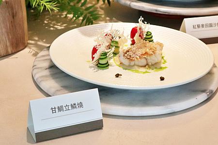 <b>甘鯛立鱗燒580元</b><br>アマダイのうろこ焼き<br>アマダイのうろこを逆立てて、油を回しかけながら焼き揚げた魚料理は驚きのひと皿。見た目が美しいだけでなく、カリっ＆ふわっのW食感がたまりません。滑らかなカリフラワーのマッシュもまた美味なんです♡ナビ激推しのもう1度食べたいおすすめ料理です。