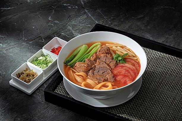 <b>冠軍牛肉麵-番茄480元</b><br>
そして、ナビが気になったのは……台湾のソウルフード、牛肉麺です。3つのテイスト(あっさり(清燉)/ピリ辛(紅燒)/トマト(番茄)から選べるのもうれしいっ！プレオープンの本日はまだメニューに並んでいませんでしたが、次回チャレンジしたいと思います！<br>
(画像提供：國聯大飯店)