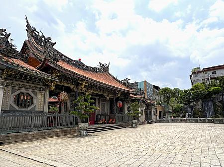 霊験あらたかなご利益で有名な龍山寺。多くの方が真剣にお参りしています