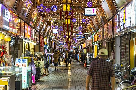 華西街夜市はアーケードがあるので、雨天でも安心して楽しめます！