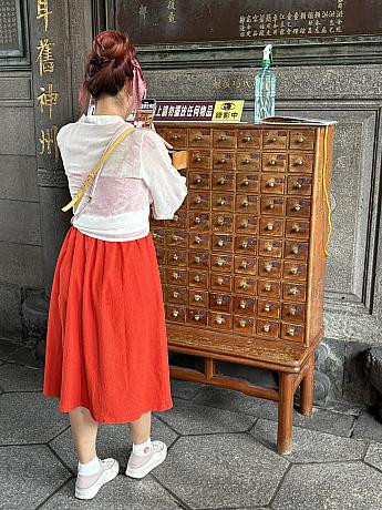 <b>【参拝Point-11】</b><br>「おみくじ」で神様からの助言が欲しい場合。「抽籤(チョウチエン)」の3ステップ<br><br>①主神である観音菩薩に向かって3ステップで自己紹介をすませたら、「〇〇な悩みがあるので、くじを引いてもよいですか？」と尋ねます。<br>②ポエを投げて「Yes」がでたら、くじを引くことが許されます。ここで「No」がでたら、今はその時ではないということで、おみくじは諦めます。「Maybe」の場合は、「Yes/No」がでるまで続けましょう。<br>③くじを引いたあとに、このくじ番号でよいかどうか、再度神様に尋ねます。ポエを投げて「Yes」がでたら、その番号のおみくじを、引き出しから1枚取り出しましょう。「No」がでた場合は「この番号でよい」となるまで、くじを引き直します。