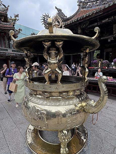 台湾の廟で目にする、こうした屋根などを支える人型の装飾を「憨番(ゴンファン)」と呼びます。「番」はオランダ人を指すという説もあるようですが、嘉義や雲林の廟では、スーツを着用した日本人らしき「憨番」がみられることから、一般的に「憨番」には、外来統治者への怒りの気持ちが込められているようです。