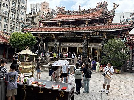 【台北観光】推し活にもご利益アリ！？台北有数のパワースポット「艋舺龍山寺」で、いま人気の参拝スタイルとは？ 艋舺龍山寺 台北観光 台湾旅行 パワースポット 名勝古跡 縁結び 月下老人 龍柱 觀世音菩薩 観音菩薩 廟 龍山寺推し活
