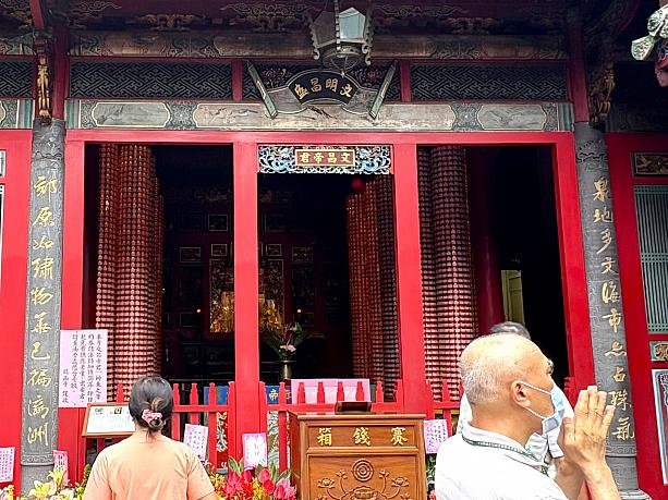 <b>【参拝Point-8】</b><br>学業成就や試験・受験合格を祈願する場合は、そのお隣の「文昌帝君」へ。
