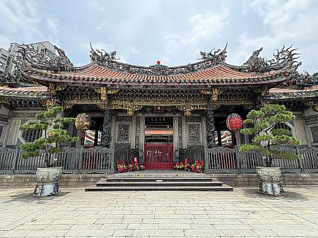 <b>【参拝Point-1】</b><br>ではさっそく境内へ！中央の門は神様専用のため、我々参拝客は向かって右手にある「龍門」から入ります。神様への敬意を払い、敷居は踏まないように左足から。