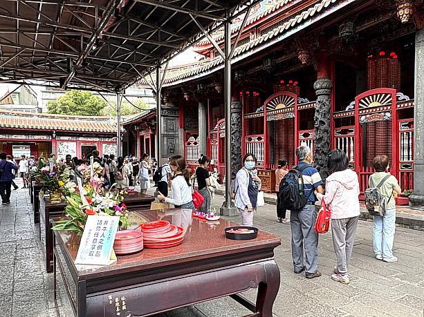 <b>【参拝Point-6】</b><br>本殿も後殿も同様に、中心にいる神様→右側の神様→左側の神様の順番で参拝しましょう。