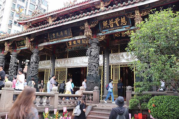 台北の観光地としても名高く、台湾人の心のよりどころでもある「艋舺龍山寺」へ、久しぶりに足を運びました。蒸し暑い6月の台湾も、跡切れを知らない参拝客。ローカルと観光客が入り交じる光景は健在でした。