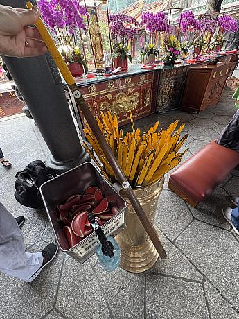 <b>【参拝Point-11】</b><br>「おみくじ」で神様からの助言が欲しい場合。「抽籤(チョウチエン)」の3ステップ<br><br>①主神である観音菩薩に向かって3ステップで自己紹介をすませたら、「〇〇な悩みがあるので、くじを引いてもよいですか？」と尋ねます。<br>②ポエを投げて「Yes」がでたら、くじを引くことが許されます。ここで「No」がでたら、今はその時ではないということで、おみくじは諦めます。「Maybe」の場合は、「Yes/No」がでるまで続けましょう。<br>③くじを引いたあとに、このくじ番号でよいかどうか、再度神様に尋ねます。ポエを投げて「Yes」がでたら、その番号のおみくじを、引き出しから1枚取り出しましょう。「No」がでた場合は「この番号でよい」となるまで、くじを引き直します。