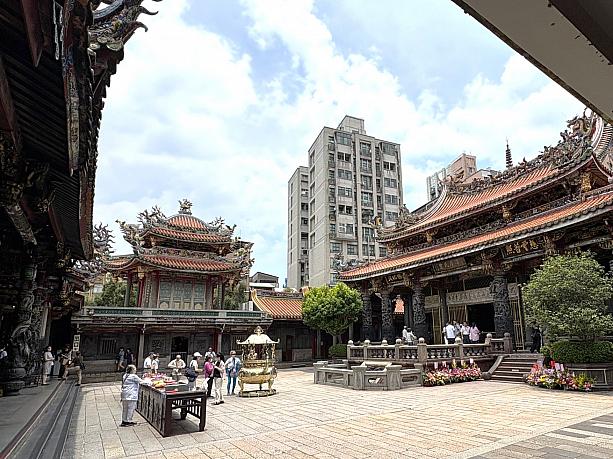 台湾でも歴史の古い艋舺龍山寺(読み方:モンジャーロンサンスー)は1738年建立。寺全体が「回」の字のような設計となっているのが特徴です。手前の本殿には仏教の神様が6体、奥にある後殿には主に道教の神様が19体祀られています。仏教と道教の神様が一緒に祀られているスタイルは、台湾らしいですよね。