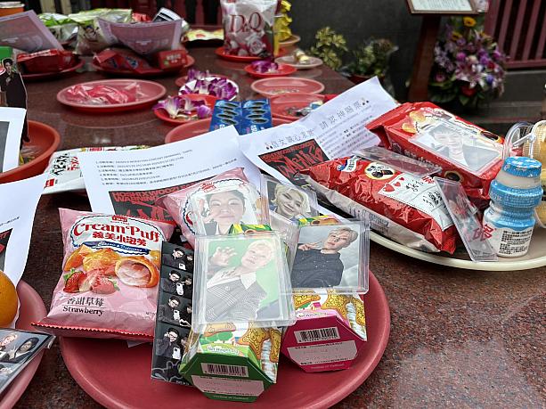 ナビが驚いたのは、龍山寺の「月老」が昨今、推し活を後押ししてくれる神様としても人気が高いということ！推しの写真とコンサートの詳細をプリントアウトして、お供えしている人がたくさんいました。なるほど～！ナビも推し活のために、改めてお願いしに来よう！