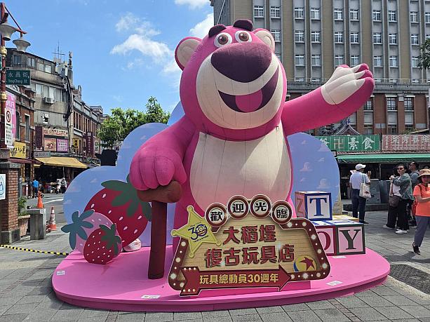 「ロッツォ」のバルーンアートで記念写真撮るのもいいよね～と思いながら、ふと上を見上げると……