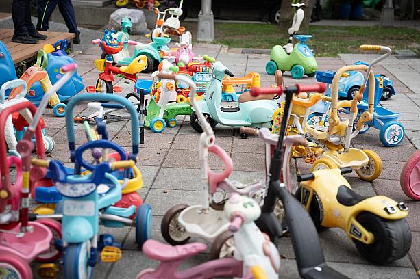 ぜひ写真に収めたいのが、使わなくなった子供用の三輪車たち。もちろん、乗り放題なので、小さいお子ちゃまにはうれしいはず！う～ん。なんともシュールな光景で、よき！笑<br>写真提供：臺北市政府觀光傳播局