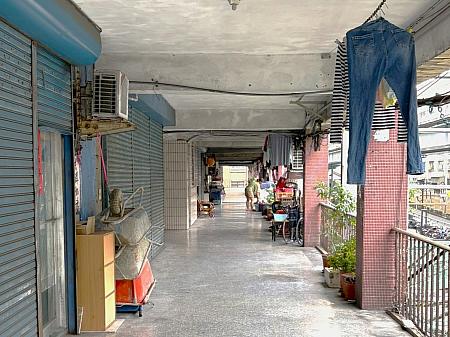 70年代ころの萬華区最盛期、1・2階には商店が入居し繁盛していたそうです。今は、住民がひっそりと生活をされています。