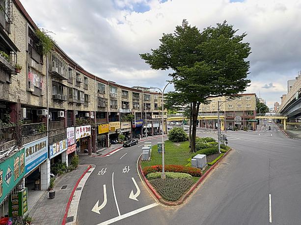 MRT「龍山寺」駅出口1から和平西路をまっすぐ歩くこと10分。小学校を過ぎると「華江整宅社区」が出現します。